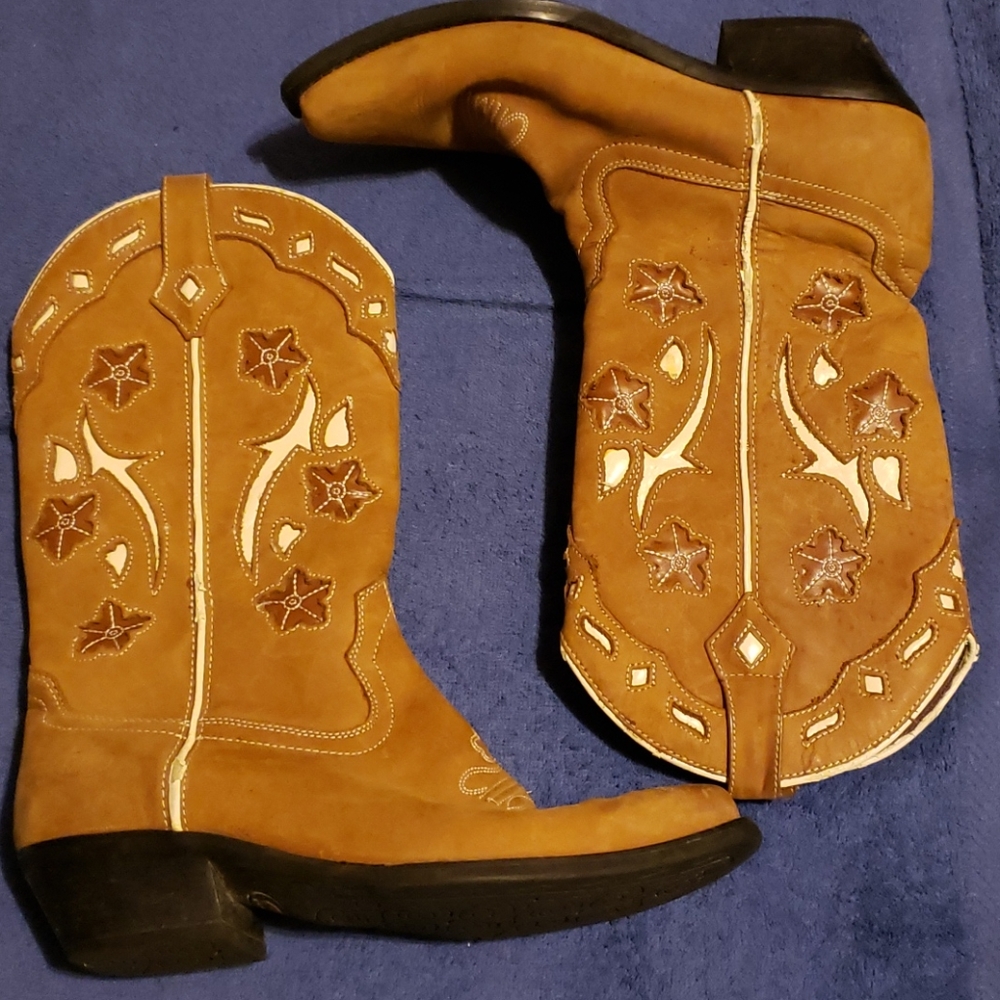 Really cute Roper tan cowboy boots